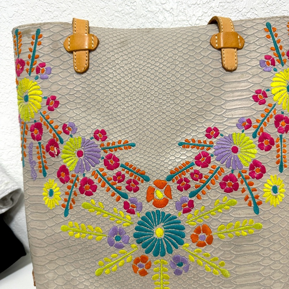 Barely used Consuela.  Really versatile! Few blemishes.